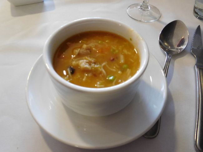 ツアーに含まれているので、みんなでテーブルを囲んで食事をしました。<br /><br />正直一人参加だと、ある程度の英語ができないと、この時間はかなり居心地が悪いものでした。他の５人がいろいろ喋っていてもほとんど分からないし、話せないと会話にも加われないので、時折微笑んだりしながら、あとは黙々と食べるしかありませんでした。<br />なので開き直って、一人だけ料理の写真を撮っていました。<br /><br />ポルトガルで食べた初めてのスープ。