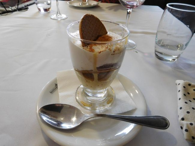 デザート。<br /><br />これだけは甘くて半分ぐらい残してしまいましたが、あとはみんなで空けた赤ワインも含めて、どれも美味しかったです。<br /><br />ガイドさんによると、この店は、ラメーゴではかなりいいレストランだということで、実際、落ち着いた雰囲気のレストランでした。