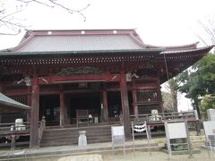 本堂。平安時代に建てられた建物は１２１６年の暴風雨でことごとく失われた後、１６９６年になって、徳川綱吉によって現在の建物が再建されたそうな。