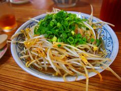 帰る前にふたたび「やん小」にきました。
お昼を過ぎていたのでお客さんは並ぶほどはいなかったので、すぐに入ることが出来ました。
温かい肉もやしそばで大満足。
やん小のお母さん１日目に来たのも覚えててくれて、ポイントカードに沢山のスタンプを押してくれました。
こりゃ〜またスタンプために来ないとね。

ほんまに美味しくて久米島から帰ってから、この味の研究しました。
ラーメンスープとかに色々足したり、ラーメンの太麺使ったり、もやしも色々なのを試しましたが、やはり元祖には叶いません。
つまりは、久米島にまた行かなくてはならないと言うことですね。