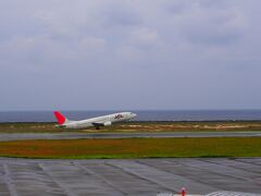 そばを食べたら少し早いですが久米島空港へ。
相棒に運転して貰っていたのでビール飲むためにレンタカーは帰して空港に行くことにしたんです。
丁度飛んでいくところでした。
オリオンの缶ビール買って屋上で飲んでました（前日に買ったハテの浜用おお菓子を肴にして。寒くてほとんど食べなかった）
海を見ながら飲むビールは格別です。