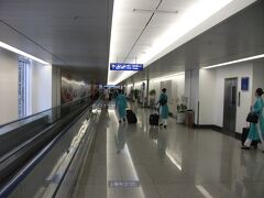 タンソンニャット国際空港到着。クアラルンプール行きに乗り継ぎます。