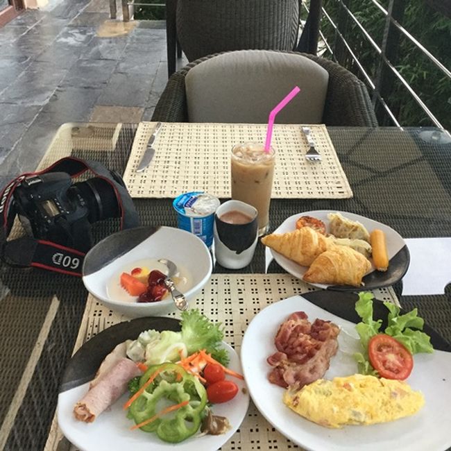 アマサンチョイスのモーニング<br /><br />御機嫌もどした愛機(古い60D)も同席