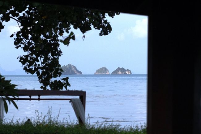 暇に任せ写す<br />隣のヴィラは物音もせず<br />ゆっくり寝かしてやる。(笑)