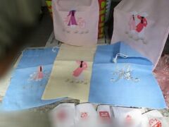 20時からのカーチューまで時間が有るので、お買い物♪

超有名なタンミーは行かねばと刺繍の巾着買いました。
sale品で3アメリカ＄
7＄以上するのとは品物が違うのかな？

アジア特有の接客なのか店員が専属でベターっと張り付いて後をつけてきます。
盗まないって…
さらに手にとって眺めたそばから陳列を整える…
嫌味じゃなく、そう言うお国柄なんだろうなぁ？！

この近辺のお土産物屋さんで似たような巾着が1＄で売ってます。
でも何かダサい(^-^;)
定番の下着や靴の柄の刺繍も有りましたよ。

タンミーと同じ品質に見えるお店が、タンミーの並びのホアンキエム湖よりの端に有りました。
To Tich通りの角の子供服なども売ってる店。
巾着の色は白が多くて、アオザイは有りませんでしたが下着や靴の柄、イニシャルの刺繍も売ってました。
値段も安くて1＄とか2＄。

でも私の欲しいイニシャルが両店ともない((T_T))
刺繍の巾着はホーチミンのが可愛くて安かったな。
真っ白のバラ刺繍のアオザイがセールで破格の15アメリカ＄で売ってて欲しかったんだけど、店員さんに大きいから止めなさいって取り上げられた(汗)後日も売れ残ってたけど染みが有るし白は汗染みも心配だしね・・・と自分を納得させやめた。

写真下のはフックロイで作ったハンコ。
色んな柄の既存のから自分で好きなのを選び名前彫って貰いました。
住所など入れたオーダーメイドも可能らしく見本帳が有りました。
