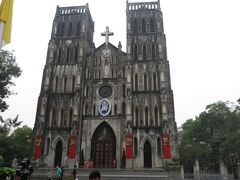 ハノイに来たのだからハノイ大教会は観ておかないと♪
でも閉まってる？？
まぁまた来れば良いやホテルから近いし♪
と思ってたのに、いつ行っても閉まってる…
教会なのに、おかしいと思い調べたらミサの時間以外は左横から入るそうです！