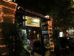 クアンアンゴン☆
チョコ店のそば♪
ここは絶対に外せないと思ってた店！

夕飯時間なのか混んでてベトナム人？家族との相席。
ニコニコされてしまった(笑)