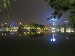 ホアンキエム湖にたどり着いた！
夜景・・・ライトアップしてるとは書いてあったけど。
写真よりショボかった。