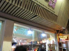 ここも有名だよね〜
日本語通じるとか。
こちらも店員さんが張り付きますが遠慮がちに…はにかみながら。

ノン傘被った女の子のジャスミンティーのティーバック売ってましたよ。買ってないけど。
あとノン傘被った顔型クッキーとか、ベトナムコーヒーとか、色んなお土産が豊富でした。
日本語の説明書きがありまーす。

プラ籠バッグが可愛いかったけど高いんだ…２千円くらいしたかな。金具つきの持ち手で頑丈だけど。