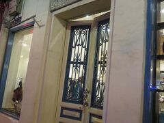 そしてまたテクテク歩いて戻ってきました大教会付近。
ここもガイド本に紹介されてる有名店。
ノン笠を被ったクマのぬいぐるみが有名。
意外に高いし使いみち無いから買わず。
可愛い雑貨も売ってましたよ〜