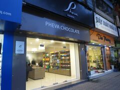 こちらダナンの有名高級チョコレートのお店。
日本人サラリーマンの群が。
ハノイ市内は湿気が凄くて、ゴチャゴチャしてて、欧米の観光客とベトナム人なのに、店内はスーツ着て日本語を話してチョコ選んでる・・・違和感が。

値段はそんなに高くない。
けどベトナム価格ではない。
12個選べて箱も選べて8万ドン
試食もできます。
日本語のパンフレットあるし！どんだけ日本人多いんだ？？