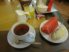 7時過ぎに朝食場所へ
グッモーニング♪
トーストとハムと卵料理（焼き方や茹で方を選べる）のアメリカンブレックファーストか、トーストとジャムか、ベトナムの朝食セットの鶏か牛のフォーか、パンケーキ（（バナナチョコかレモンシュガーか選べる）種類豊富な選択肢！

その他にコーヒー紅茶（レモンか牛乳）、フルーツとジュースが運ばれてきます！
これ無料の朝食で良いんですか〜！！(☆∀☆)
