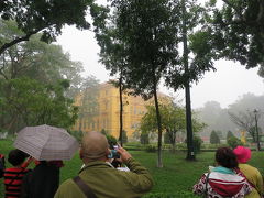 大陸からの観光客と小学生の団体に混じり流れにのってホーチミン廟の観光してきました。
入り口の手荷物検査で水のペットボトルを没収されました…
しょうがないので、出口で１万ドンで購入・・・

何かの記念日だったのかホーチミン廟の入り口に憲兵隊らしき軍人さんが献花を。
その華麗な動き！
良いもの見れました♪

ホーチミンさんのミイラの前で強制一礼させられ、追い払われるように退出。
廟内はひんやりしてました。
厳かな気持ちに。
ホーチミンさんは蝋人形のようでした。
慕われてるんでしょうが…見世物になるって…

その後、自動的にホーチミンの家へ入場させられます。３万ドン
ここで団体とは別の入り口のよう。
中ですぐ一緒に。
どこをどう見るのかコース不明(^-^;)
適当に団体にくっついて観てきました。