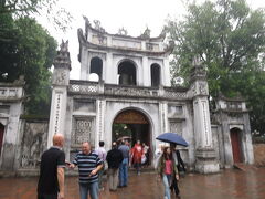 文廟へついた〜３万ドン払って入場
この辺まで歩いてくると欧米人が多し！
プライベートツアーなのかベトナム人のガイドさんと欧米人のカップルっていうのが多い。