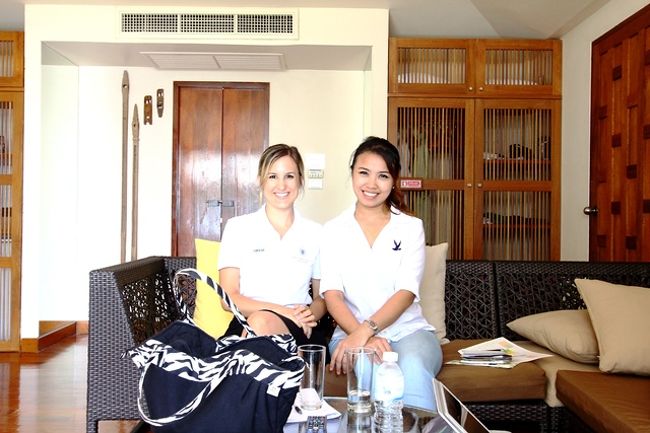 お見えになったお客様<br />綺麗なお二人(^_-)-☆<br /><br />右がウェディングプラン会社のエリカさんタイの方<br />左がホテルプランマネージャーのドミニさんスイスの方<br /><br />調整会議では、エリカさんが通訳兼ねて、アマサンのサプライズ発想に対して、いつ伝えるか?から始まり。<br />ドミニさんがmorningルームサービスからやりましょとGoodアイデアもらい、試着無しの件はエリカさんが、記念撮影と偽りのサイズ確認撮影してもらうとか、花はどうする、民族ダンスはどうすると囲炉畑会議状態で楽しかった。<br />会話は英語と日本語が乱れ飛ぶ中で、エリカさんの上司でプロデューサーがタイ語の電話で乱入しつつ、ワイワイガヤガヤとなんとかまとまりました。<br /><br />この打合せは、大変有意義であったと心から思っています。<br />貴重なお時間を作ってくださった二人の美女に感謝でした。<br />アマサンはそのまま三人で呑みたい気分でした。(笑)