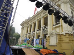 こちらオペラハウス
イベント準備中？
ぼったくりタクシーから降りたところで動転してて感慨も何も無い。

タクシーが目的地に着いてメーターは53000ドン
10万ドン出したらsmall small って言うから、お札間違えたかと再確認。合ってます。
でもsmall small と言い張るので、メーターの見方が変わったのかと思い。（メーターには53としか出てないから0を3つでいいはず）
電卓を出して数字入れて貰ったら53万ドンて…
おかしいなぁと思いつつ焦りながら45万ドンを出したところでストップがかかり、それでいいって受け取り走り去っていきました…
ついお礼を言って降りたけど…割引されるわけがないから、ぼったくりだよね…
日本人は騙されやすいって前例を作ってしまいました…皆様ごめんなさい…
でも、きっとあの運転手は不幸に見舞われるでしょう。
廟の前で悪いことしたんだから。
ベトナム人から見れば、私ら日本人は金持ちだろうけど、けっして裕福ではない。
善良（かどうかは自信無いけど）な人を騙して、良いことが有るわけがないからね。
これ、私の経験上、自信あります！
ってことは、私も善良じゃないから騙された？！
でも安全に着いたので多く払ったのは２千円くらいだったのでツアー料金払ったと思おう…

