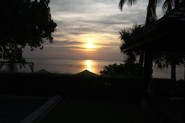 会議も終わり<br />甲羅干しの時も過ぎ夕暮れです<br /><br />太陽が沈む<br />サムイの夕日は相変わらず魅せるねぇ〜<br />なんて思ってた・・・