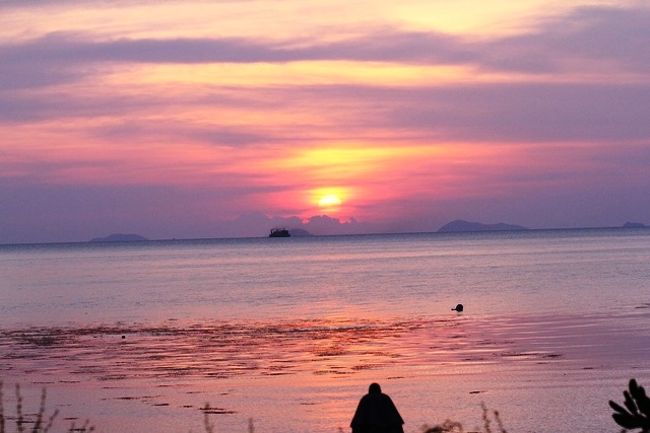 今日は雲が多いけど<br />綺麗に染まったねぇ〜<br />まだそんな事思ってた<br /><br />サンセットも終わりだから<br />nightmarketへお出かけの準備<br />ちょっと眼を離した