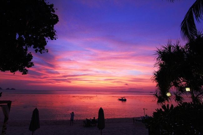 着替えをしつつ<br />フッと外を見る・・・<br /><br />アマサン慌てたよ!<br />なんやのこれ〜<br /><br />太陽は無い<br />空と海が赤基調のグラーデション<br />これがサンセットかと目がテン<br /><br />上着着るのも忘れ飛び出して<br />カメラ構えました<br />