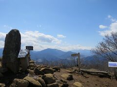 高川山の山頂に到着(11:12)

山頂には誰もいません。