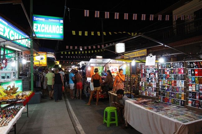 ｓｕｎｓｅｔも見終わって<br />ｓｕｎｄａｙ・ｎｉｇｈｔ・ｍａｒｋｅｔ<br />出陣！<br />マライまでホテルでピックアップ頼みました<br /><br />入口の辺り