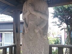 まずは第一のスポット馬頭観音石像。
旧川越街道沿い、大和田と野火止の境に、建っています。
元禄9（1696）年の銘文がある三面六臂の馬頭観音は、この地区の人たちによって、鬼鹿毛さまと呼ばれていて、名馬鬼鹿毛（おにかげ）にまつわる伝説が伝えられているそうです。