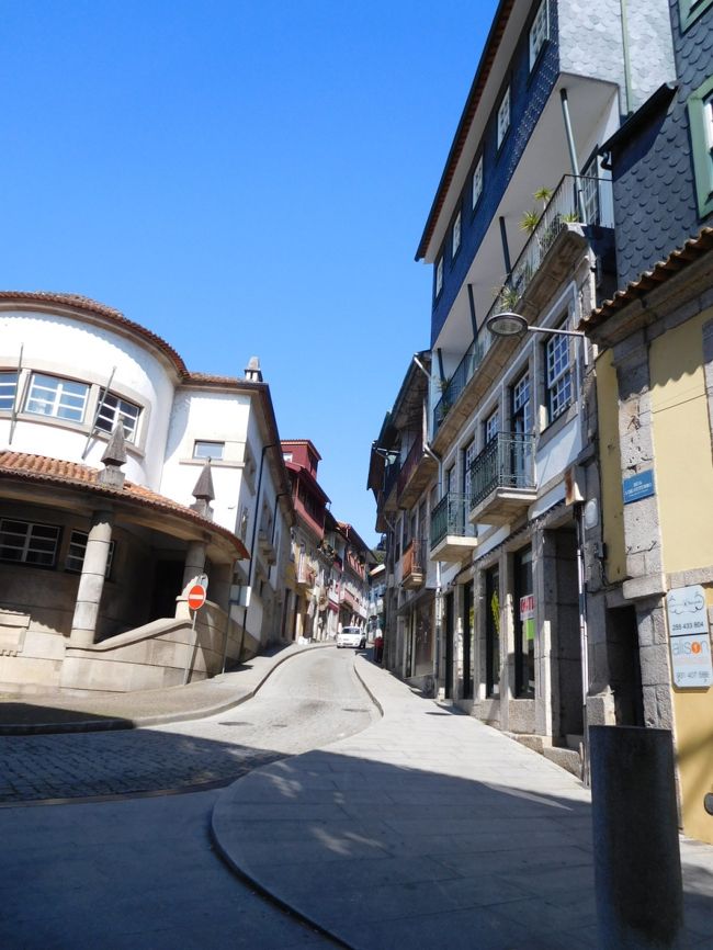 アマランテの町並み。<br /><br />バスに戻る時間も含めて、わずか１５分ぐらいしか自由時間がなくて、町の中は見られませんでした。<br />ここで前から一度食べてみたかったチェリモヤという果物を見つけたので、大慌てで買いました。１個２ユーロでした。<br />ずっと以前スペインに行ったとき食べたくて探したのですが、あれは冬場しかない（その時は５月）と言われ食べられなかったので、今回見つけて嬉しかったです。