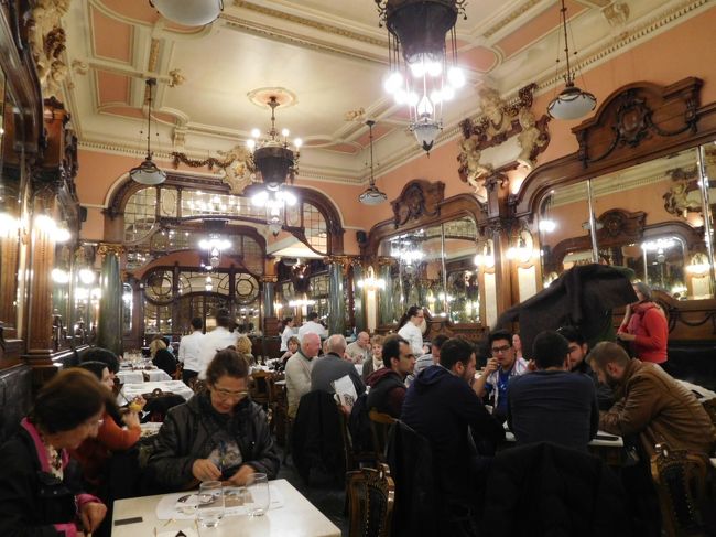 １９時過ぎにホテルにチェックインを済ませてから、どうしても行きたかったカフェ・マジェスティックへ。<br />さすがに店内は結構混雑していました。<br />コーヒー類もさすがに有名カフェということもあり高めで、一番安くて３ユーロといったところでした。<br />毎日カフェ１杯０．７ユーロ、ガラオン１ユーロみたいな感じだったので、とても高く感じてしまいました（笑）<br /><br />店のウェイターもとても感じが良く、内装も凝っていて優雅な気分になりました。