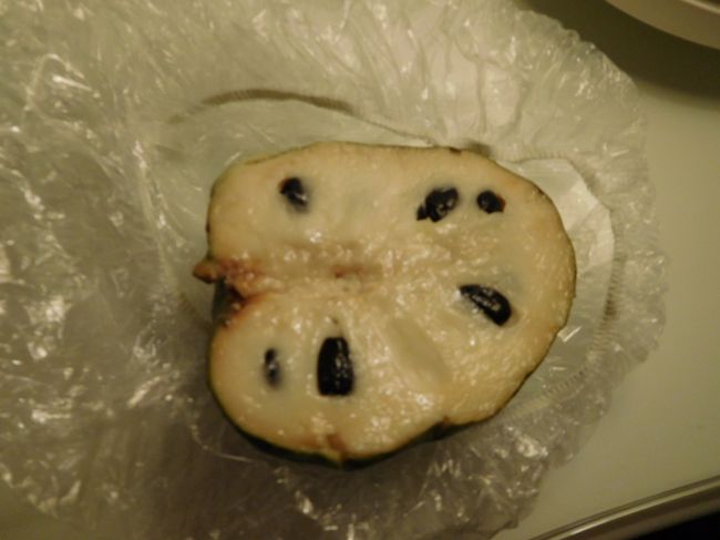 アマランテで買ったチェリモヤを食べてみました。<br />ちょっとだけ熟れすぎみたいでしたが、初めて食べるチェリモヤは、甘酸っぱくてヨーグルトみたいでなかなか美味しかったです。