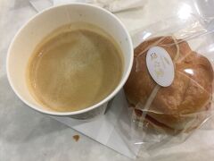 早朝6時台でも開いていた駅近のパン屋で立ち喰いパン + コーヒー（オニオンカイザー・セット　300円）