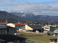 琵琶湖の反対側は冠雪の山々。