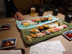 出発時間が遅れた為に、一人2,000分のお食事券をもらったので…お寿司を食べました！！