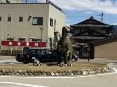 電車の中でもお子らから何百回と呪文の如く聞かされ続けた「キョウリュウ」の町 勝山に到着。