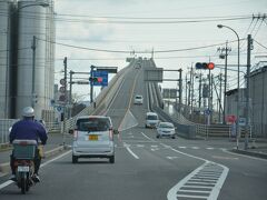 まずは有名なベタ踏み坂(江島大橋)を渡ってみる。
