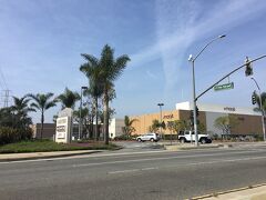 出張４日目のランチ！

昔から良く通ったDel Amo Steak Del amo Fashion Centerの激ウマ　ステーキサンドはリニューアルと共に幻となってしまった！
その味に上回る、あるいは同等のフィリー・チーズは無いかとトライしてもそうそうあんなにウマい店には出会えない・・・

そういえば他のショッピングモールSouth Bay Galleria（サウス・ベイ・ギャレリア）にもフィリー・チーズの専門店があった事を思いだし訪問！