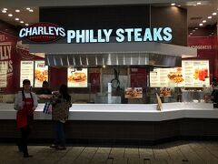 さて、フィリー・チーズの専門店を発見したけどこちらも昔とは違う店舗・・・
しかもCHARLEY’S PHILLY STEAKSというチェーン店らしい！