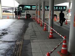 旭川電気軌道のバスで旭川駅に向かいました。
出発時間は、フライトの到着時間に会わせてあり、なかなか出発しません。