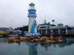 これはオーランドのシーワールド（SeaWorld Orlando Florida Theme Park）入口。11月に行ってきましたので、ついでに紹介します。規模はこちらが大きい。