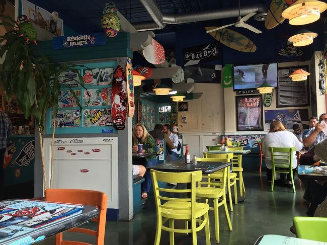 <br />ホームページによれば、1988年にCosta Meas(コスタメサ)の小さなレストランからスタートし、今ではチェーン展開しいて日本（台場）に進出している！<br />看板メニューは看板にあるように　Fish Taco（フィッシュ・タコ）！<br />RiceやBeansがサイドに付いたセットもあるが、単品で2個フィッシュタコスをオーダー！<br />先に会計でオーダーし支払いを済ませ自由席で料理の登場を待つファストぐーど形式！！