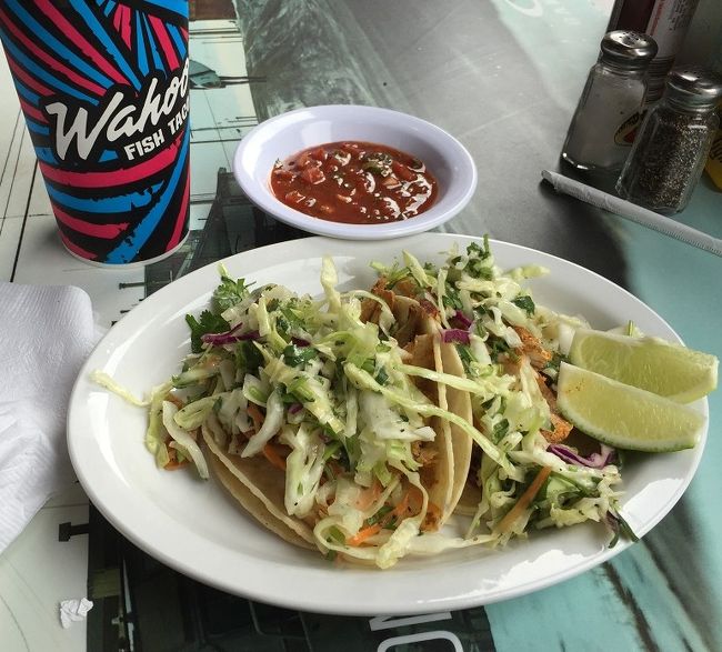 Fish Tacos(フィッシュタコス)が登場する！<br /><br />Yahoo(ヤフー)でWahoo（ワフー）を調べてみると店名になっているWahoo（ワフー）とは日本でいう「カマスサワラ」という白身魚らしい！<br />そのワフーは直火で焼きホットなスパイスで味付けされている！<br />コーントルティーヤが2枚重ねのＴＡＣＯでライムをたっぷり絞ってサルサをかけて頂く！！