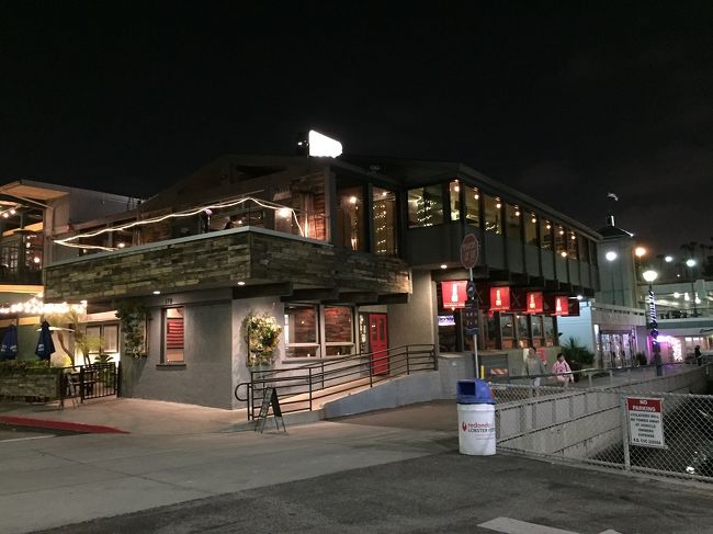 飲みながら食べようと向かった先は比較的新しい店のR10 Social House（アールテン・ソーシャル・ハウス）