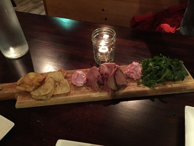 料理の内容を見るとDranken Cow /Smoking Cow 　ウイスキーで漬けた酔っぱらい牛と　スモークした燻製のスモーキング牛！<br />ユーモアのあるネーミングのメニューだがそれぞれ個性が光ろバッドな牛のローストは酒に合う逸品！<br />サイドにはホースラディッシュの葉とチップスが添えられる！