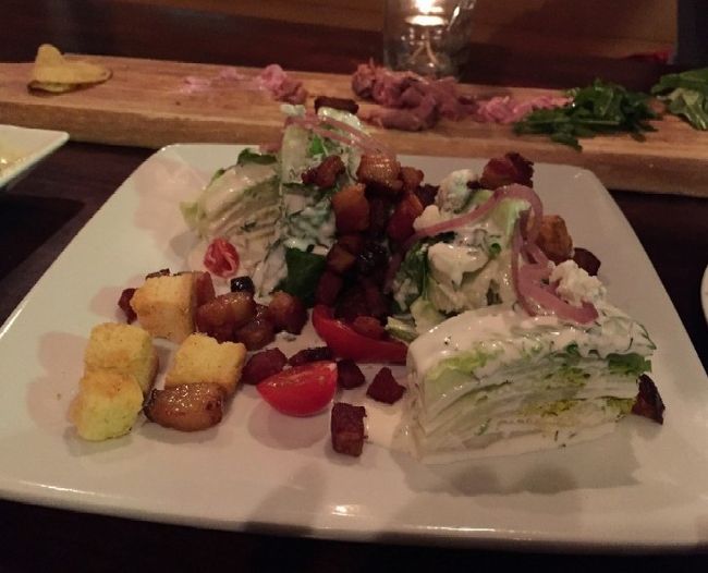 Little GEM Wedge<br />ドレッシングはバターミルクでクリーミー　豚バラのベーコンのラルドンは香ばしく、チェリートマト、ヱシャロット（英語ではシャロット）、そしてブルーチーズ、チャイヴ（日本語でニラ）で深みと風味を与えたキャベツをくさび形にカットしたウェッジサラダの進化系！