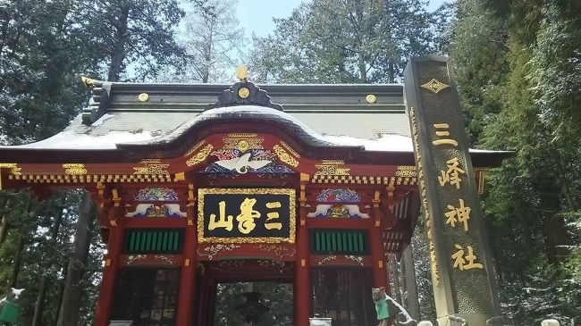 雪解け始めた三峯神社<br />随身門を抜けるとよりいっそう辺りがキラキラしていました。