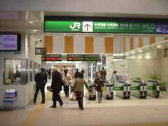 松本駅　（長野）

さて、ここが思案のしどころです。５時にはなっていないが、なんとここで待ち時間が53分もあるのです。今日の目的地である戸倉には、7時を回って到着です。そうなんです。昼に食べた巻き寿司は消化されずにまだ胃にあるようなのですが、夕食をいただくかどうか、それが問題です。

今後の電車の予定は、松本発17：34で、篠ノ井着18：38。篠ノ井で、しなの鉄道に乗り換え、本日の最終駅である戸倉まで行きます。戸倉着は、19：06。

