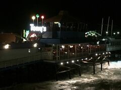 1日の仕事を終えてディナー！
ゆったり・まったり飲みながら食事がしたいとホテルに戻り歩いてディナー！
宿泊しているレドンドビーチのホテルCrowne Plaza Redondo Beach & Marinaは徒歩で海辺のレストランに食事に行けるのが魅力！
レドンドビーチのピア に昔からあるTony'sへ！
この店がリビングから見えるコンドミニアムに５年も住んでいたのに未訪問・・・長い年月を経て今回初の潜入！