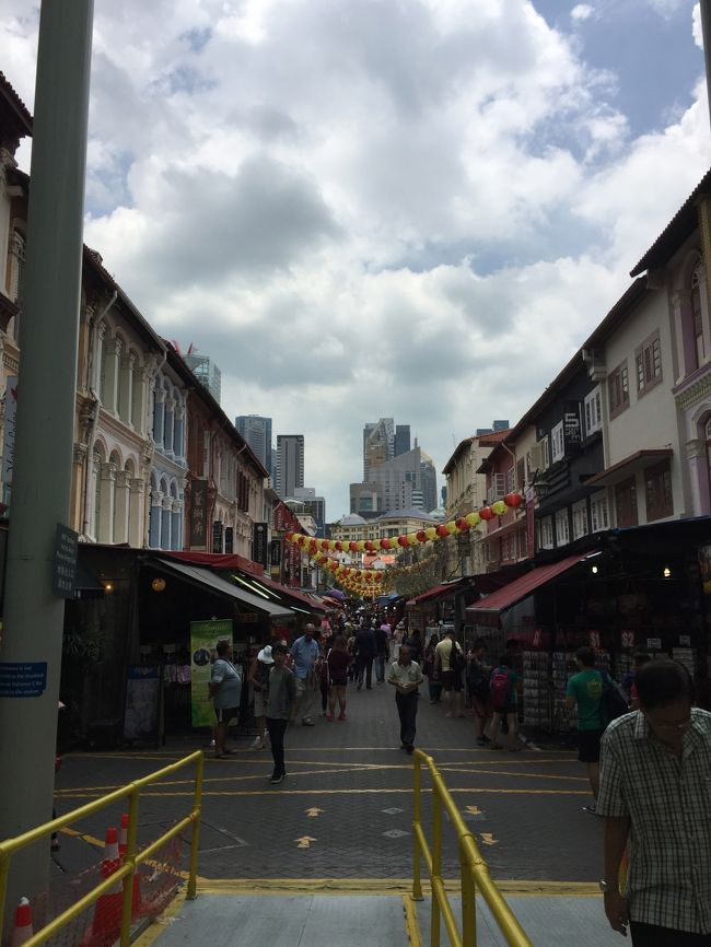 チャイナタウンに到着。駅から出るとこの風景。パゴタストリートにすぐ行ける。
