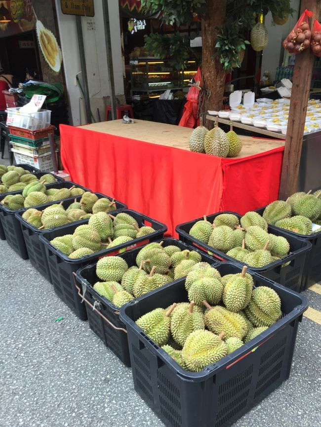 ドリアンがたくさん店頭に。やっぱり臭い。