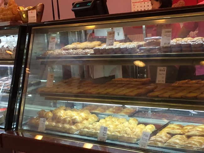 先ほどの寺院を抜けて、道の反対外にはエッグタルトで有名な「東興（トンヘン）」ショーケース下の段に見えるのがエッグタルト。