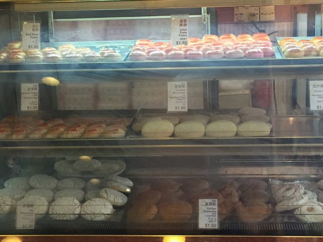 月餅とか中華菓子がたくさん。